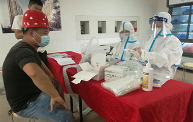 長(zhǎng)沙德雅醫(yī)院上門(mén)為建筑工人開(kāi)展核酸標(biāo)本采樣檢測(cè)工作